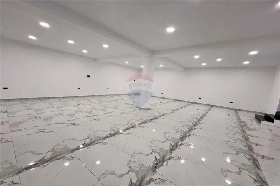 Vlore, jepet me qera ambjent biznesi Kati 0, 240 m² 2.000 € (Blv.Ismail Qemali)