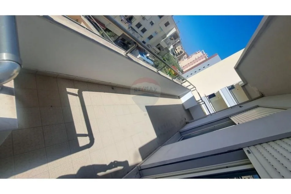 Vlore, jepet me qera apartament 2+1+Ballkon Kati 3, 115 m² 400 € (Transballkanike)