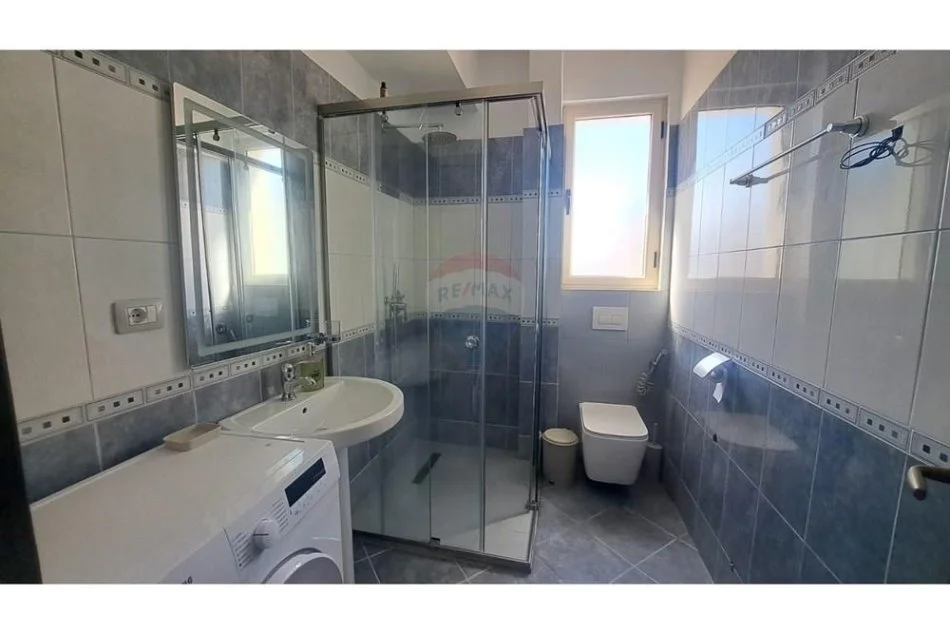 Vlore, jepet me qera apartament 1+1+Ballkon Kati 9, 78 m² 350 € (Transballkanike(pran Caffe Motta))