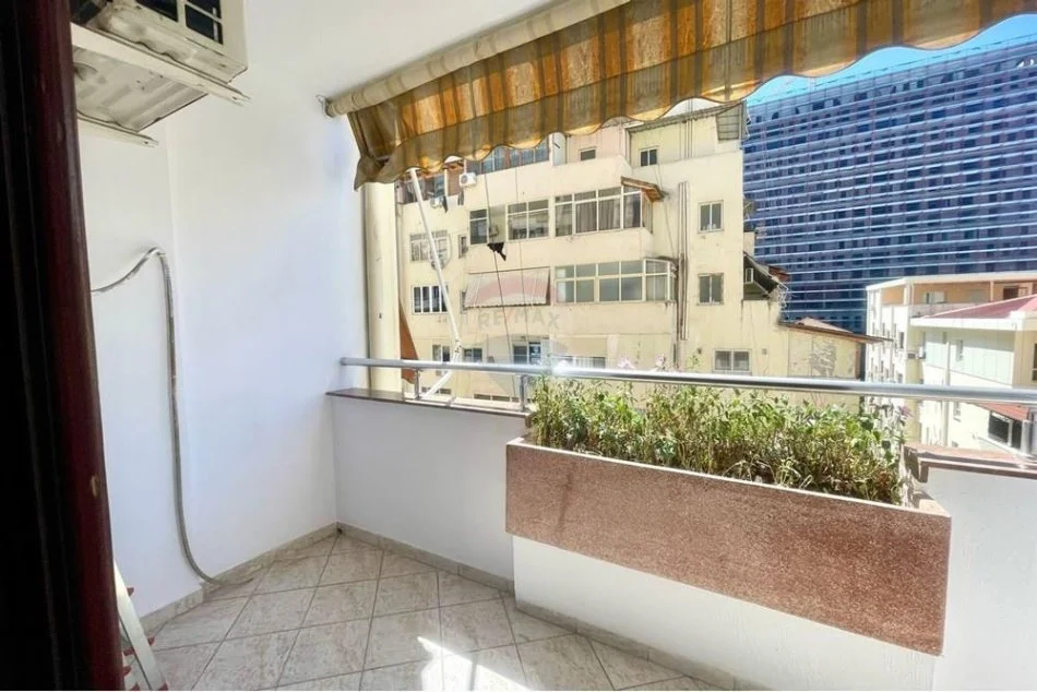 Tirane, jepet me qera apartament 2+1+Ballkon Kati 4, 120 m² 750 € (Komuna e Parisit)