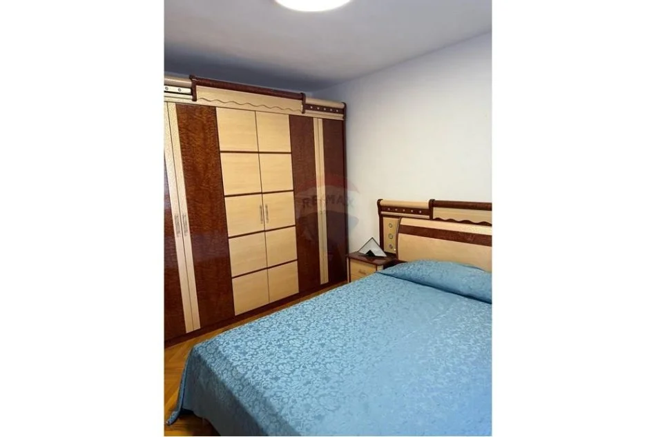 Tirane, jepet me qera apartament 3+1 Kati 4, 80 m² 600 € (Rr. Fortuzi)