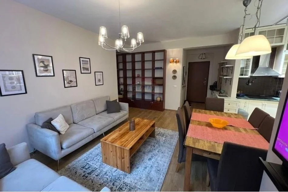 Tirane, jepet me qera apartament 2+1+Ballkon Kati 3, 120 m² 750 € (Prane Kristal Center)