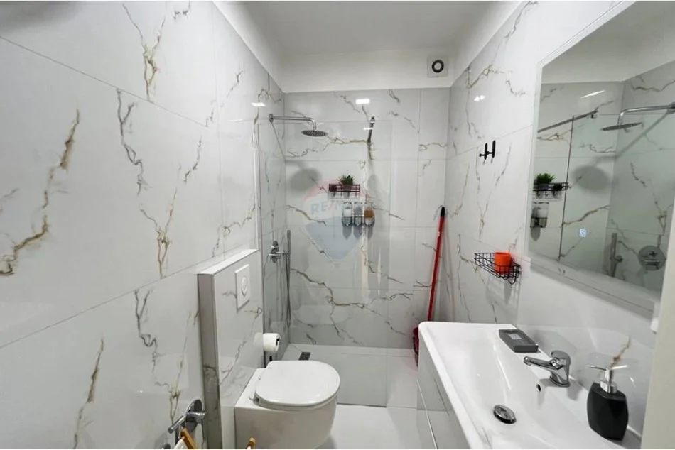 Tirane, jepet me qera apartament 1+1 , 65 m² 700 € (Ish UET)