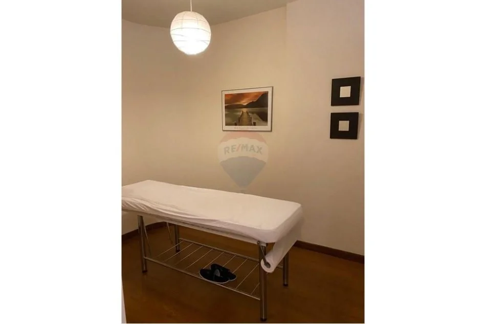 Tirane, jepet me qera dyqan , 90 m² 1.000 € (ish ekspozita)