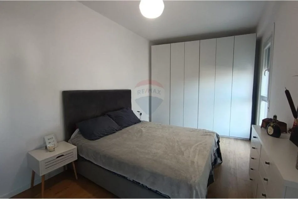 Tirane, jepet me qera apartament 1+1+Ballkon Kati 5, 67 m² 700 € (rruga qemal stafa)