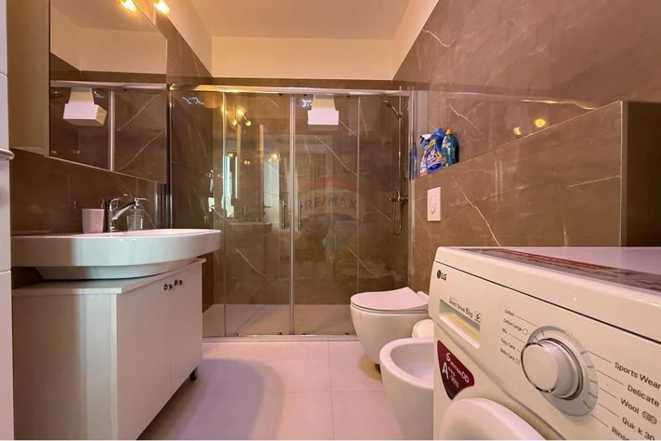 Tirane, jepet me qera apartament 2+1 , 105 m² 1.400 € (Rruga Elbasanit Park GATE!)