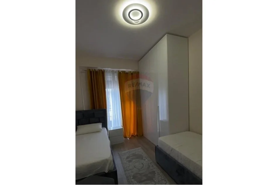 Tirane, jepet me qera apartament 2+1+Ballkon Kati 2, 115 m² 800 € (bulevardi i ri)