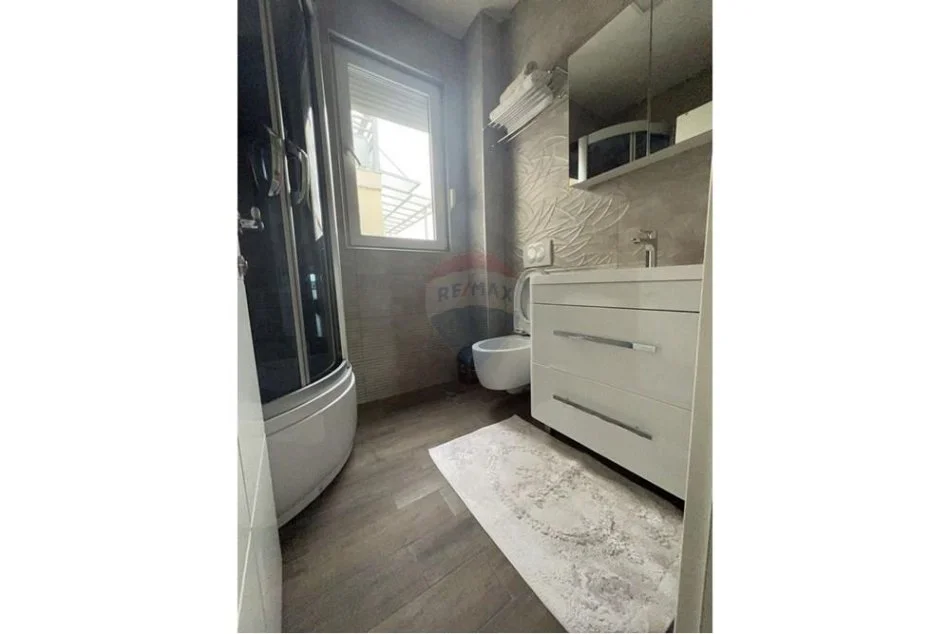 Tirane, jepet me qera apartament 1+1 , 94 m² 730 € (Rr. Myslym Shyri)