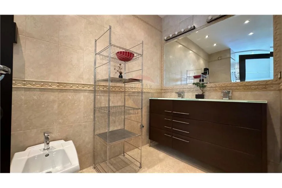 Tirane, jepet me qera apartament 2+1 , 126 m² 800 € (komuna e parisit)