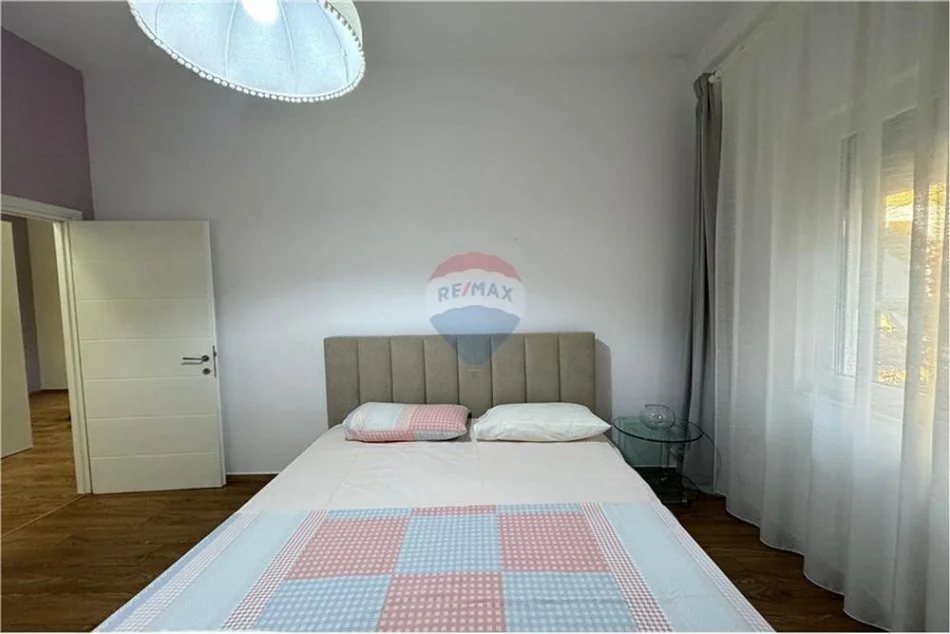 Tirane, jepet me qera apartament 2+1 Kati 3, 89 m² 750 € (Komuna e Parisit)