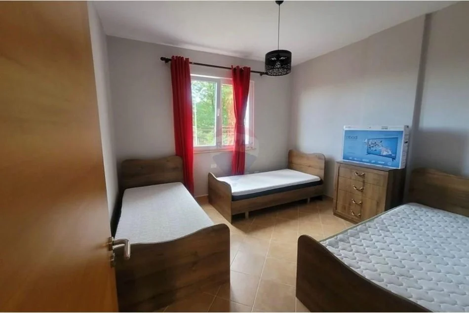 Tirane, jepet me qera apartament 3+1+Ballkon Kati 3, 130 m² 400 € (fresku)