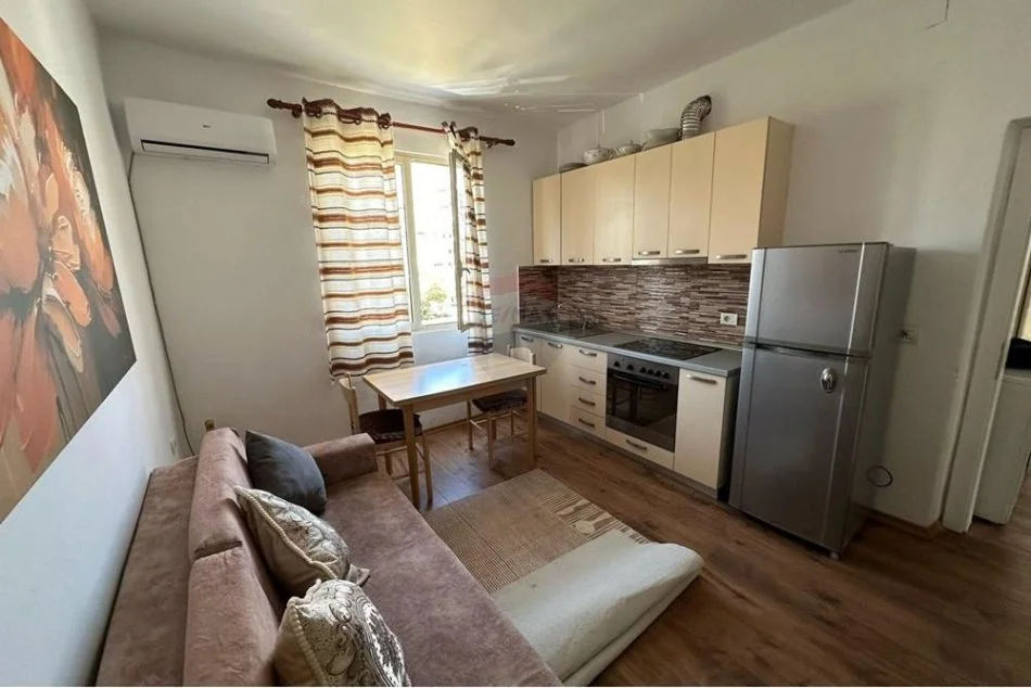 Tirane, jepet me qera apartament 2+1 Kati 4, 70 m² 580 € (Rr. Naim Frasheri)