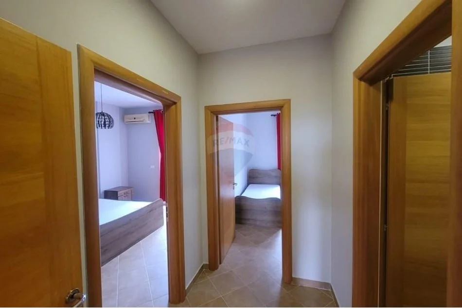 Tirane, jepet me qera apartament 3+1+Ballkon Kati 3, 130 m² 400 € (fresku)