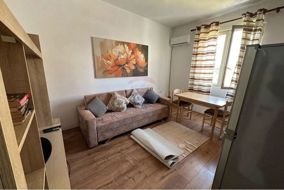 Tirane, jepet me qera apartament 2+1 Kati 4, 70 m² 580 € (Rr. Naim Frasheri)