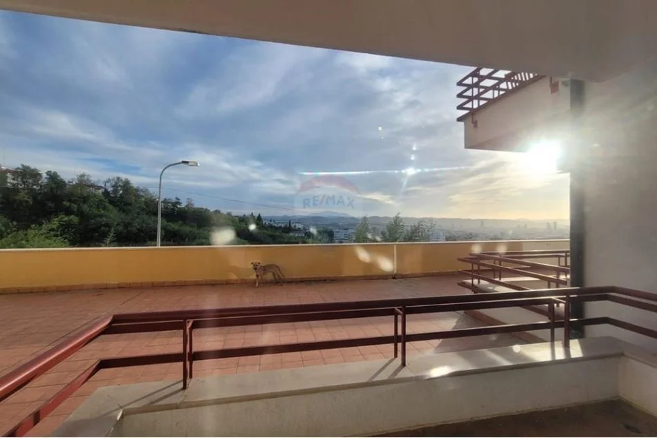 Tirane, jepet me qera apartament 3+1+Ballkon Kati 3, 130 m² 400 € (fresku)