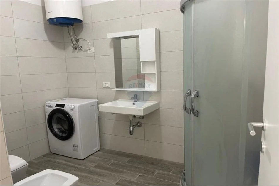 Tirane, jepet me qera apartament 2+1 , 77 m² 650 € (Rruga e Kavajes)