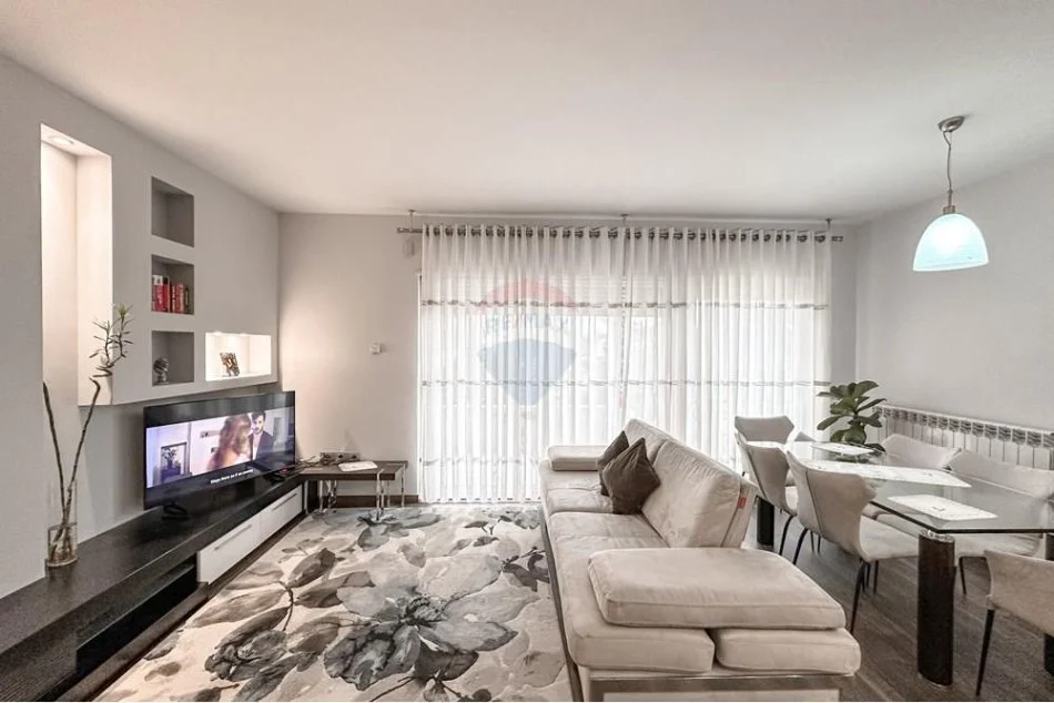 Tirane, jepet me qera apartament 2+1+Ballkon Kati 1, 138 m² 950 € (Rruga Bilal Golemi)