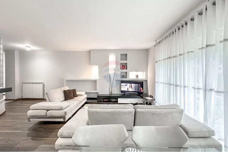 Tirane, jepet me qera apartament 2+1+Ballkon Kati 1, 138 m² 950 € (Rruga Bilal Golemi)