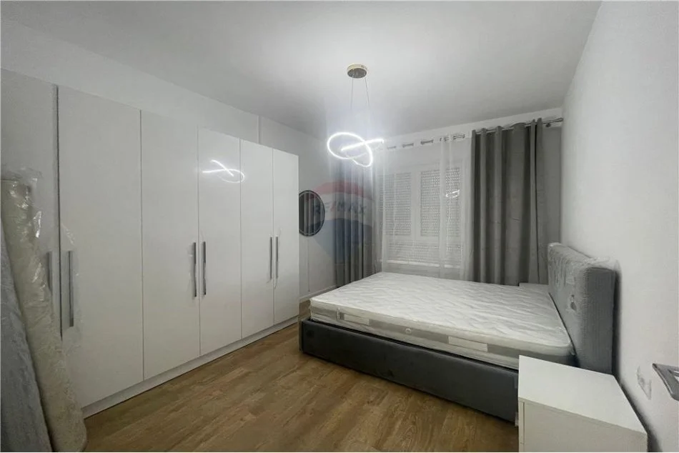 Tirane, jepet me qera apartament 1+1 Kati 2, 62 m² 700 € (Komuna e Parisit)