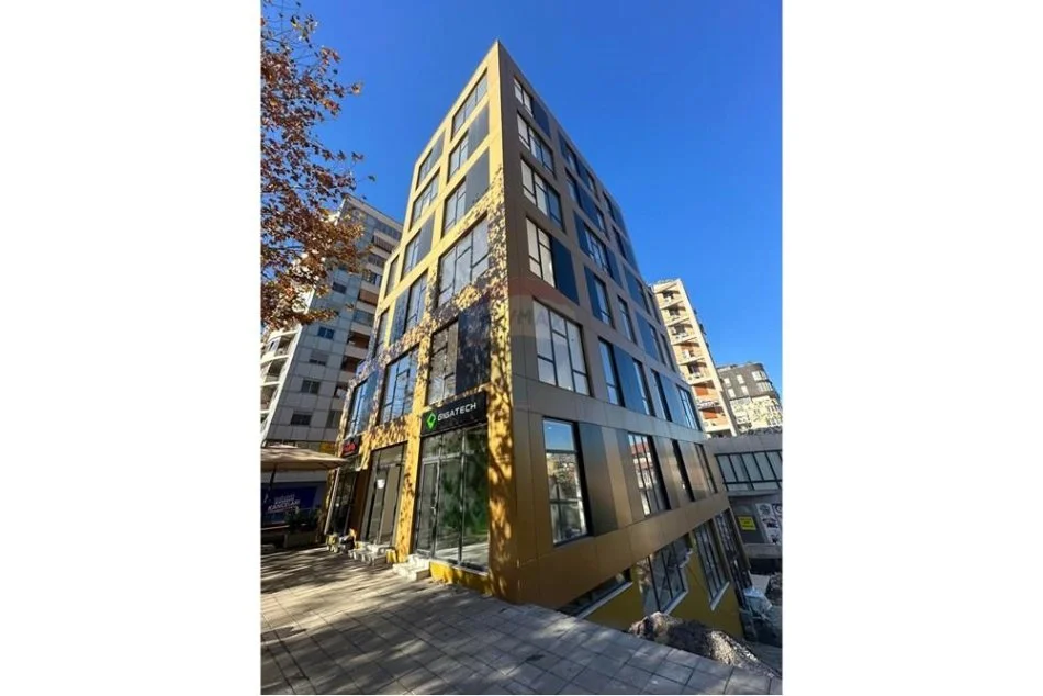 Tirane, jepet me qera ambjent biznesi Kati 3, 148 m² 3.000 € (QIRA AMBIENT PER ZYRA, USLUGA!)