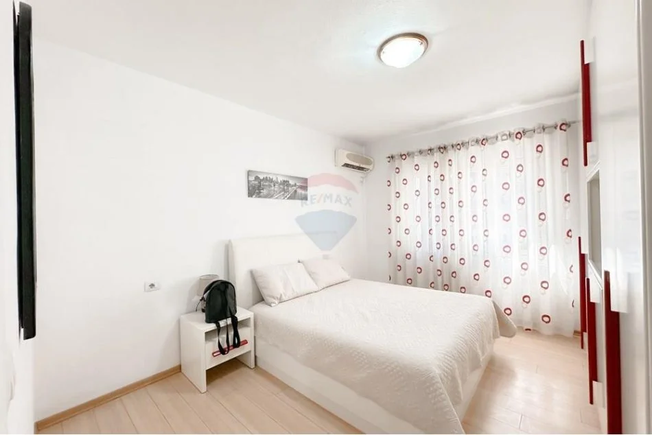 Tirane, jepet me qera apartament 2+1+Ballkon Kati 3, 75 m² 600 € (Rruga Gjik Kuqali)
