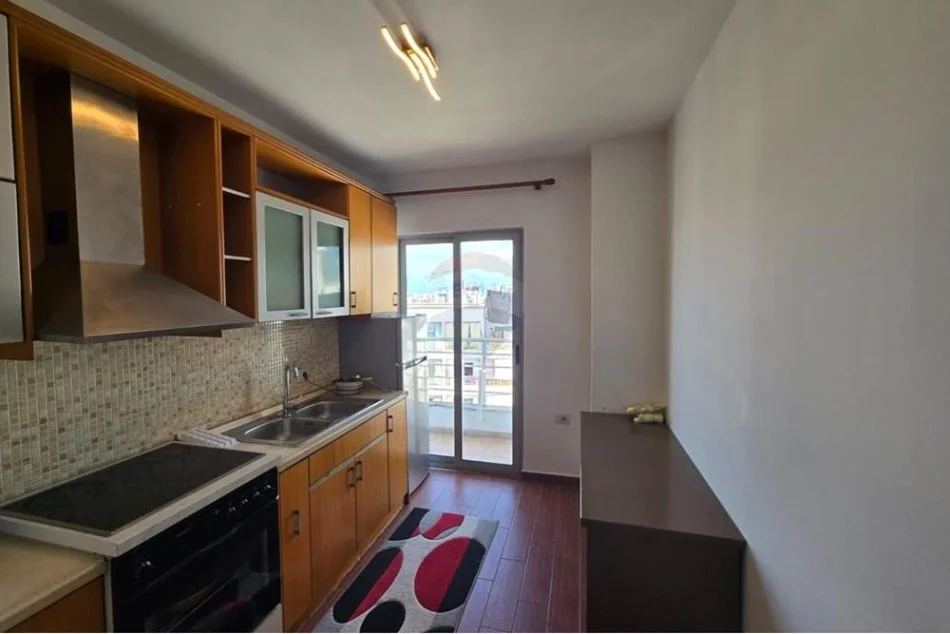 Tirane, jepet me qera apartament , 701 € (Qëndra Kristal)