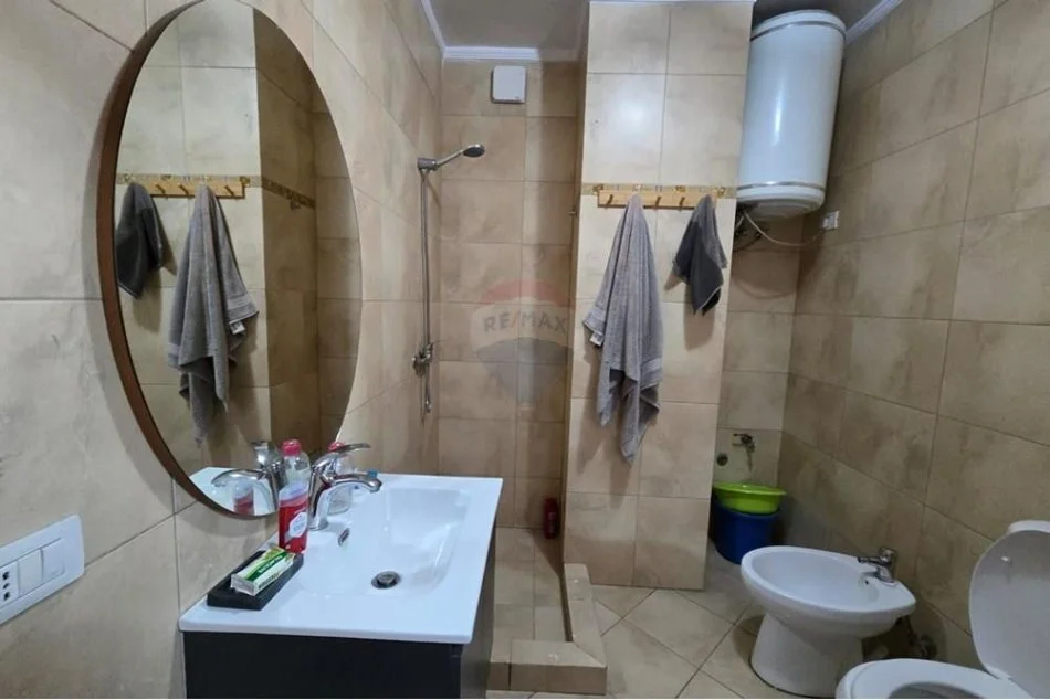 Tirane, jepet me qera apartament , 701 € (Qëndra Kristal)