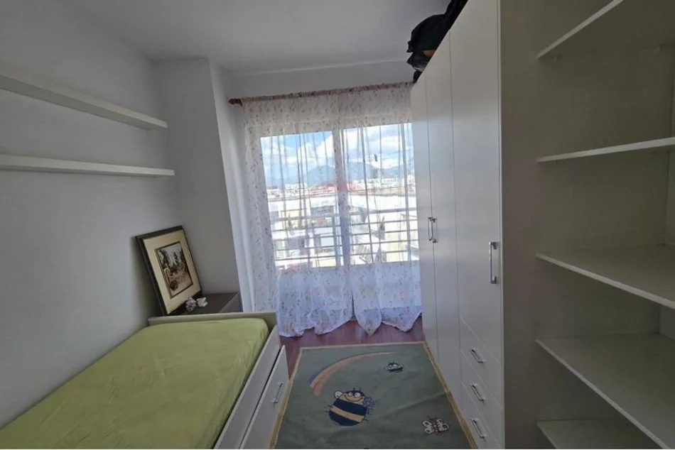 Tirane, jepet me qera apartament , 701 € (Qëndra Kristal)