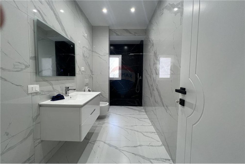 Vlore - Lungomare - Uji i Ftohte, shitet apartament 2+1+Ballkon Kati 5, 120 m² 199.000 € (Lungomare)
