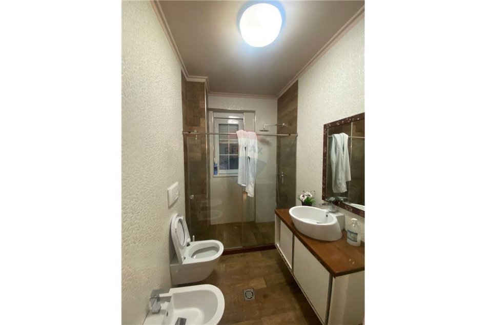 Tirane, jepet me qera apartament 2+1+Ballkon , 700 € (bulevardi zogu i pare)