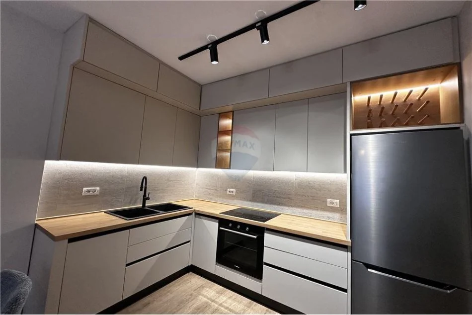 jepet me qera 2+1 Kati 3, 105 m² 800 € (21 dhjetori)