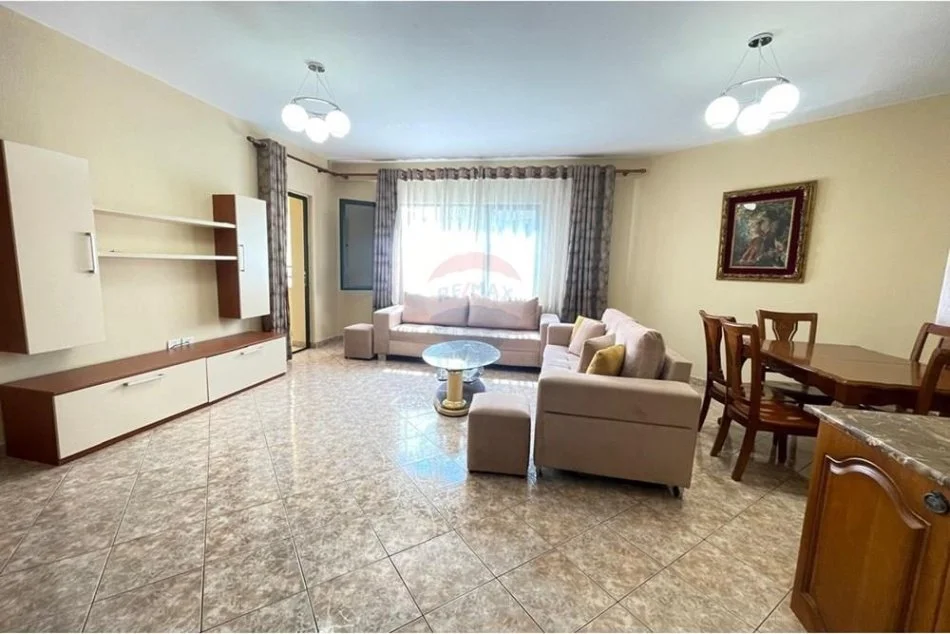 Tirane, jepet me qera apartament 3+1 Kati 6, 132 m² 700 € (Apartament per qira, 3+1 ,Stacioni i Trenit)