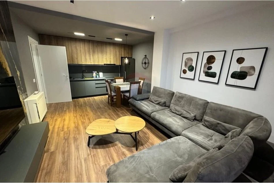 Tirane, jepet me qera apartament 1+1 Kati 5, 86 m² 800 € (Apartament 1+1 me qera tek Pazari i Ri)
