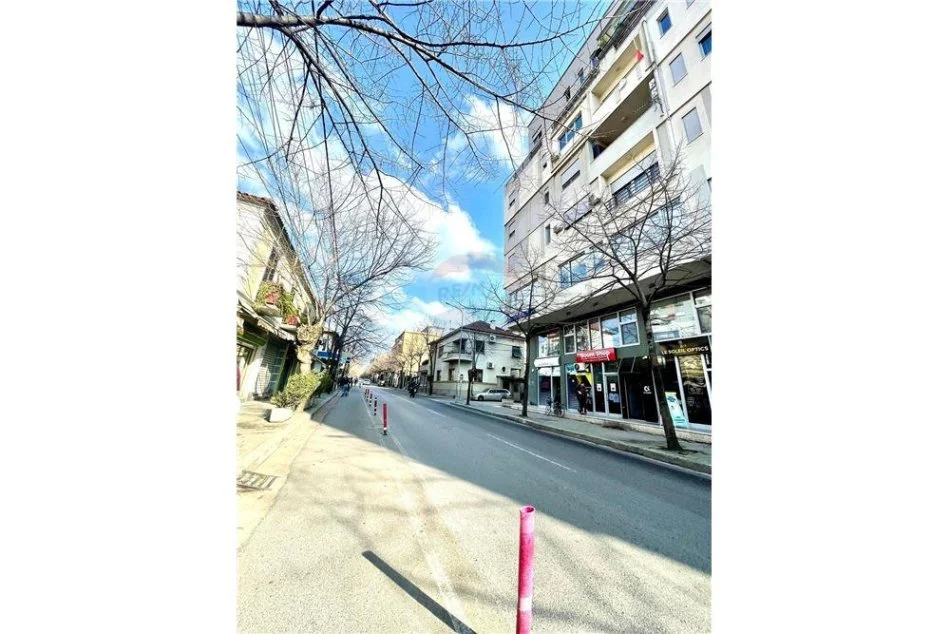 Tirane, jepet me qera Kati 0, 300 m² 1.700 € (HOXHA TAHSIM, PAZARI I RI)
