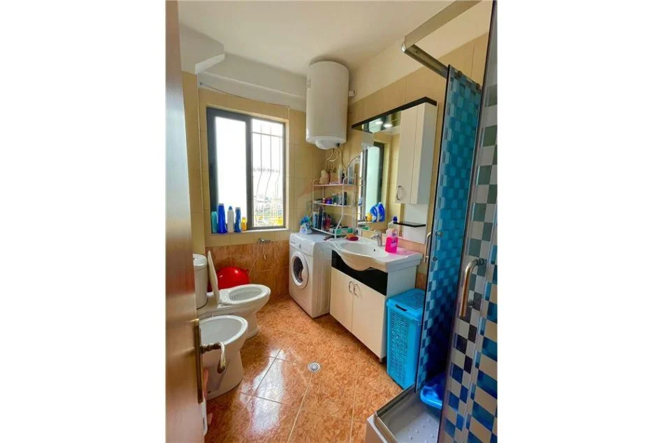 Tirane, jepet me qera apartament 1+1+Ballkon Kati 4, 450 m² 450 € (KODRA E DIELLIT)