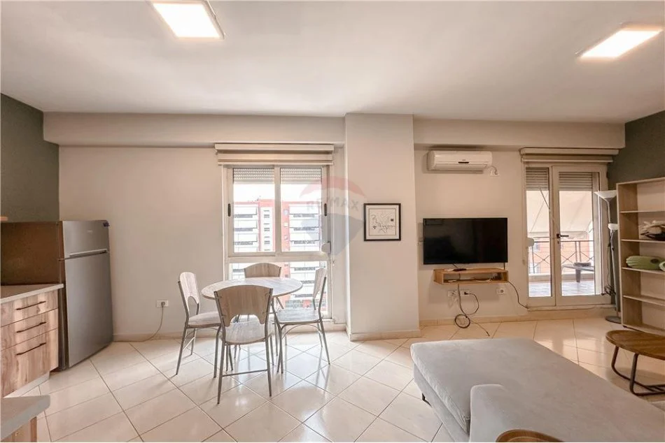 Tirane, jepet me qera apartament 1+1 Kati 8, 67 m² 600 € (Kompleksi Delijorgji)