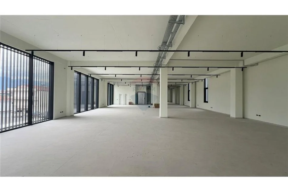 Tirane, jepet me qera ambjent biznesi Kati 2, 3.000 m² 15.000 € (Kashar)