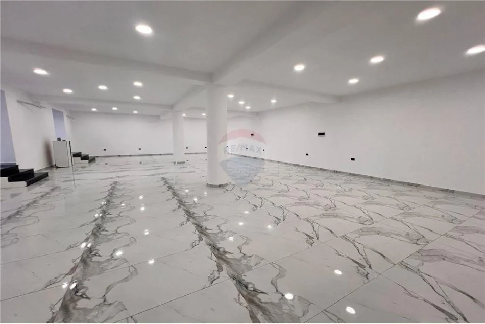 Vlore, jepet me qera ambjent biznesi Kati 0, 240 m² 2.000 € (Blv.Ismail Qemali)