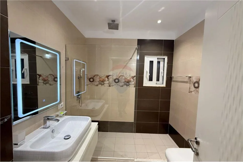 Vlore, shitet apartament+verande | Penthouse 2+1+Aneks+Ballkon Kati 9, 131 m² 187.000 € (Gjyqi Vjeter)