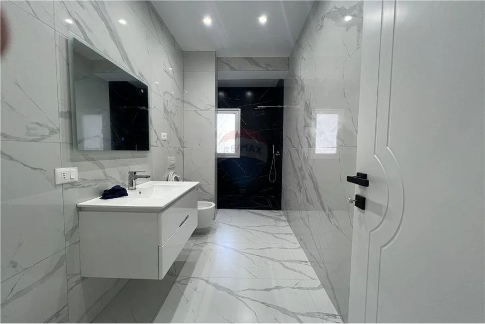 Vlore, shitet apartament 2+1+Ballkon Kati 5, 120 m² 199.000 € (Lungomare)