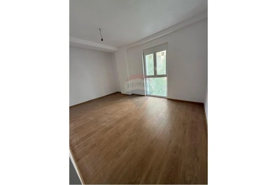 Tirane, jepet me qera zyre Kati 2, 119 m² 1000 € (Prane Ambasador 3)