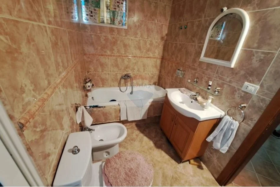 Vlore, shitet shtepi 3 Katshe , 360 m² 130.000 € (Transballkanike)