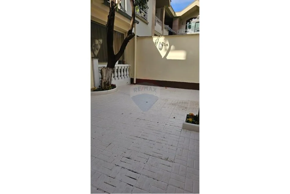 Tirane, jepet me qera shtepi 1 Katshe Kati 0, 50 m² 450 € (Rruga kongresi manastirit)