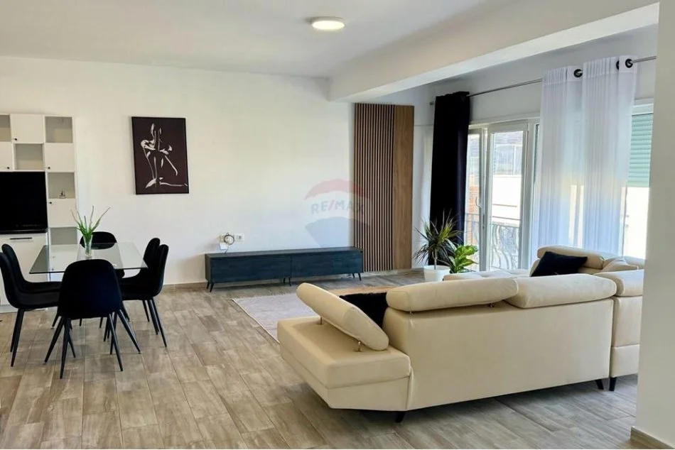 Tirane, jepet me qera apartament duplex Dublex Kati 1, 160 m² 1.000 € (Kodrra e dielli)