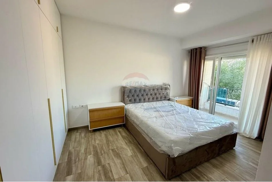 Tirane, jepet me qera apartament duplex Dublex Kati 1, 160 m² 1.000 € (Kodrra e dielli)