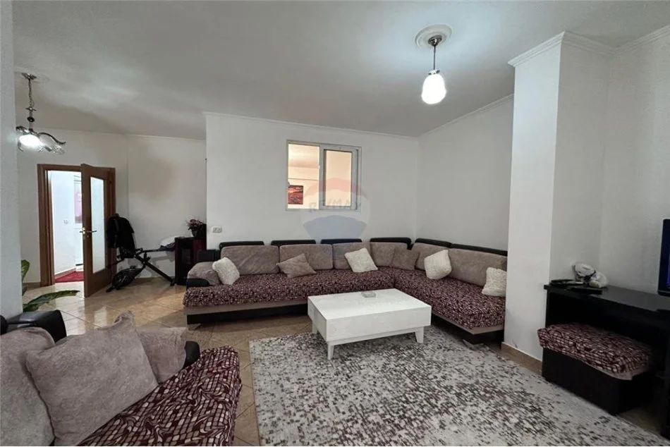 Shitet apartament 1+1 te Rruga Elbasanit