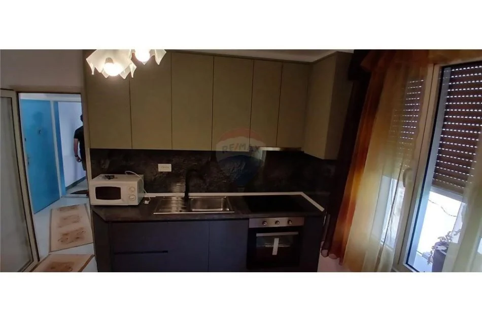 Tirane, jepet me qera apartament 2+1 Kati 3, 60 m² 700 € (Apartament 2+1 per qira tek Tregu Çam)