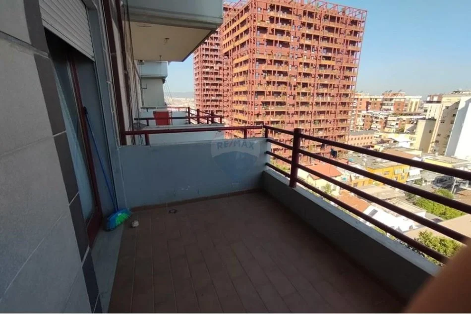 Tirane, jepet me qera apartament 2+1+Ballkon Kati 6, 105 m² 650 € (Rruga e Kavajes)