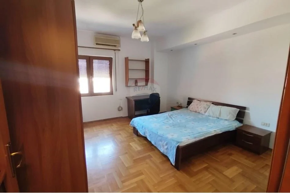 Tirane, jepet me qera apartament 2+1+Ballkon Kati 6, 105 m² 650 € (Rruga e Kavajes)