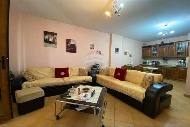 Tirane, jepet me qera apartament 2+1 Kati 4, 120 m² 400 Euro (Blloku Gintash)